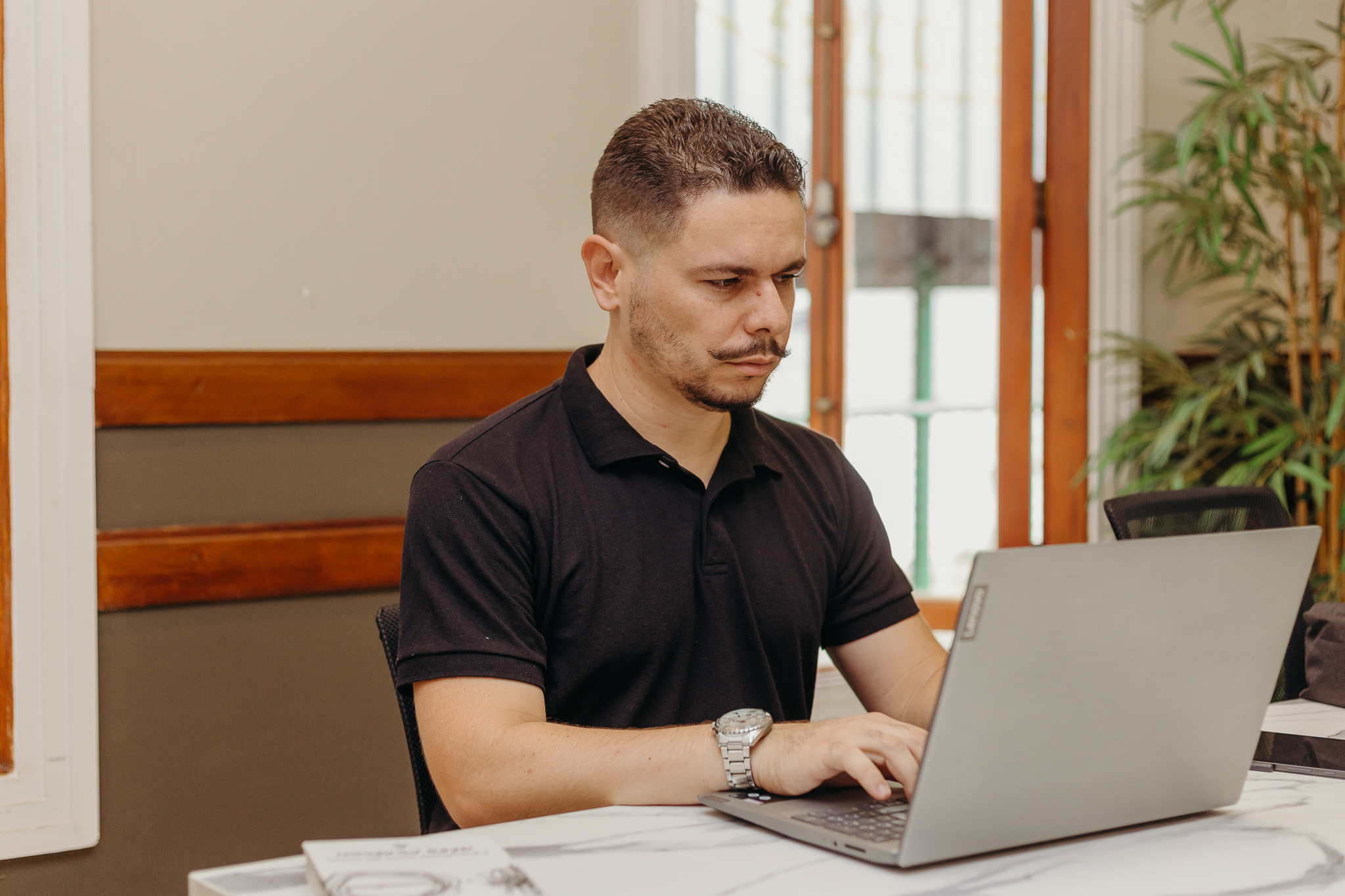 Rafael Dias trabalhando